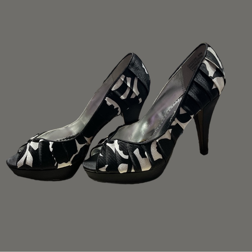 Sleek Black and White High Heels with Peep-Toe - Picture 4 of 12